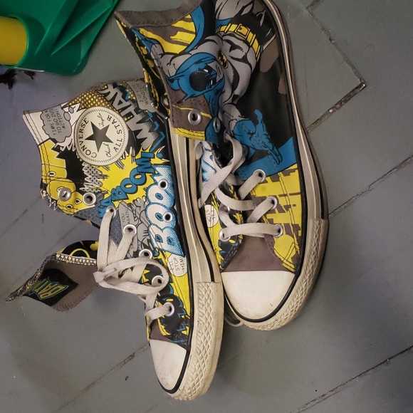 Batman chuck taylors converse